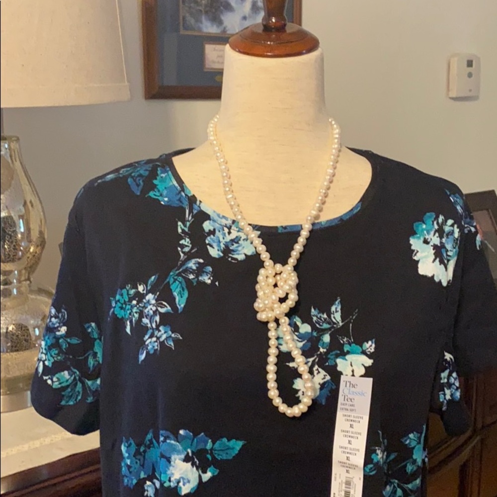 SOLD!!! Women’s new short sleeve top